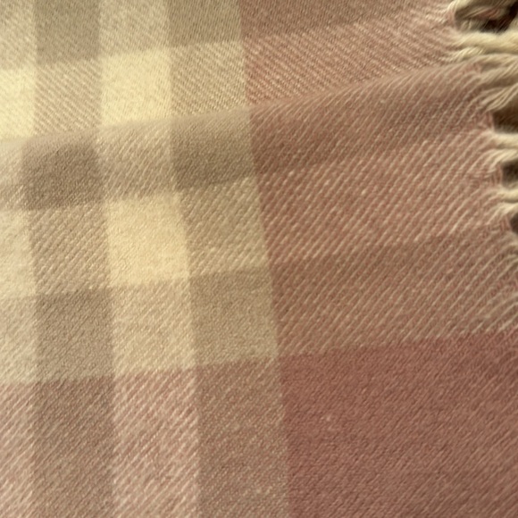 Burberry Vintage 100% Cashmere Made in Scotland Long Scarf w/two-sided fringe - Picture 3 of 12